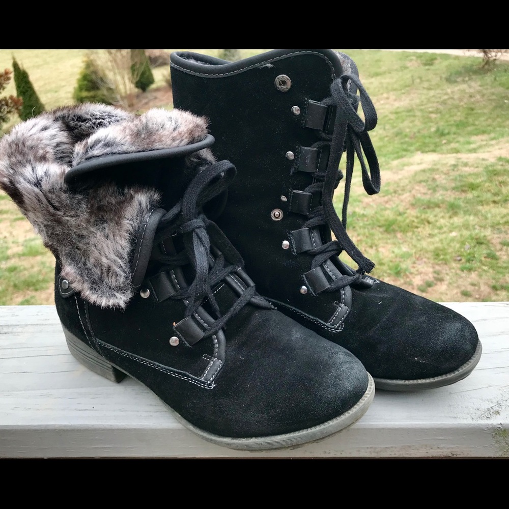 Black suede boots with fur lining